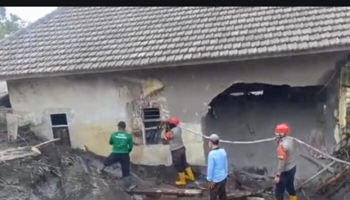 Polda Jatim Bantu Bersihkan Endapan Lahar Dingin Pascaerupsi Gunung Semeru