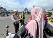 Operasi Zebra Semeru Polresta Malang Kota Bagikan 100 Helm Gratis