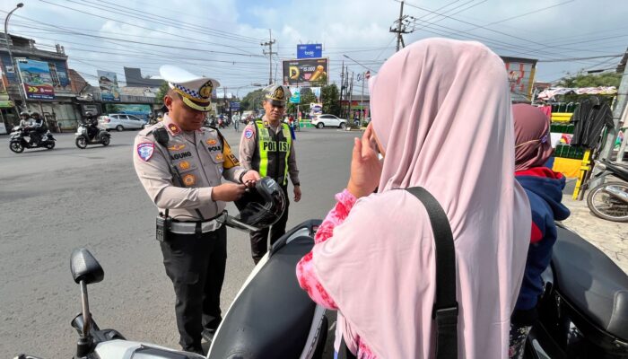 Operasi Zebra Semeru Polresta Malang Kota Bagikan 100 Helm Gratis