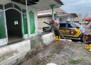 Polisi Bersihkan Tempat Ibadah dan Rumah Warga Terdampak Abu Vulkanik Semeru