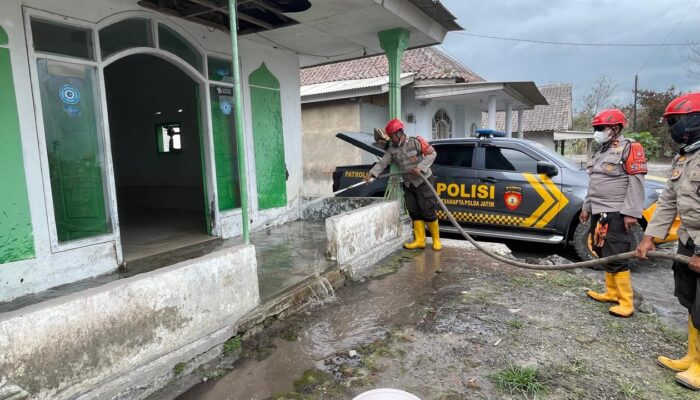 Polisi Bersihkan Tempat Ibadah dan Rumah Warga Terdampak Abu Vulkanik Semeru