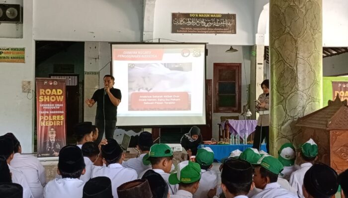 Road Show : Polres Kediri Beri Edukasi Bahaya Narkoba kepada Para Santri