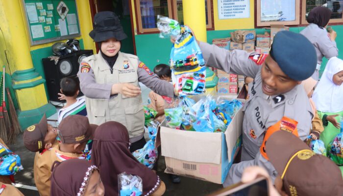 Polisi Gelar Trauma Healing dan Berbagi Snack untuk Pelajar Terdampak Erupsi Gunung Semeru