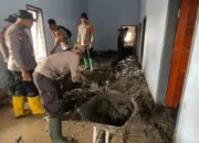 Polisi Bersihkan Rumah Warga Terdampak Erupsi Semeru di Dusun Sumbersari Lumajang