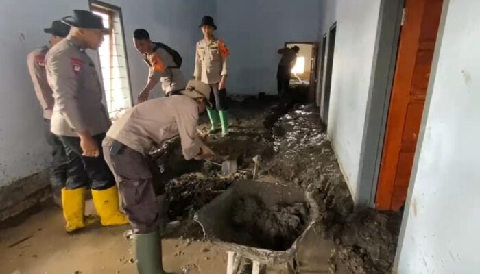 Polisi Bersihkan Rumah Warga Terdampak Erupsi Semeru di Dusun Sumbersari Lumajang