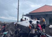Satbrimob Polda Jawa Timur Perkuat Operasi Kemanusiaan Pasca Erupsi Semeru
