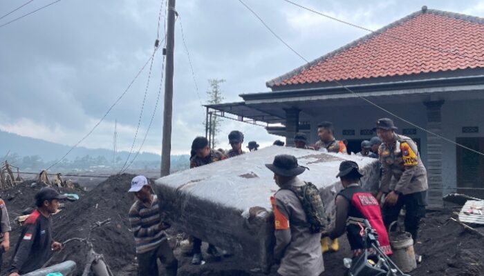 Satbrimob Polda Jawa Timur Perkuat Operasi Kemanusiaan Pasca Erupsi Semeru