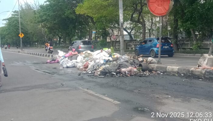Sampah Berserakan Usai Kerja Bakti Jalan Raya Kedung Cowek Tampak Kumuh