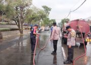 Polisi Gerak Cepat Bersihkan Jalan : Truk Patah Gardan, Solar Tumpah di Jalan Kembangjoyo Pati