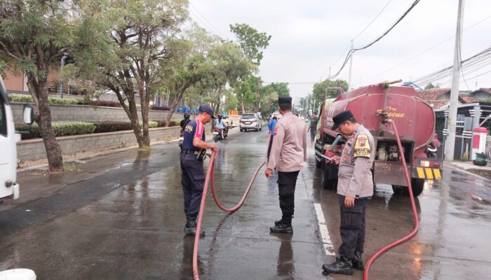 Polisi Gerak Cepat Bersihkan Jalan : Truk Patah Gardan, Solar Tumpah di Jalan Kembangjoyo Pati