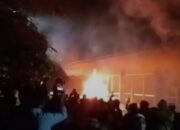 Nelayan Ditangkap, Warga Geruduk Polsek Kangean, Bakar Mess Kontraktor