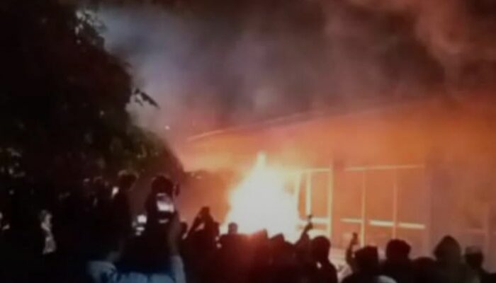 Nelayan Ditangkap, Warga Geruduk Polsek Kangean, Bakar Mess Kontraktor