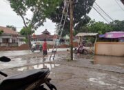 Pekerja PT Porte Diduga Pasang Kabel Wifi Tanpa APD Di Tengah Hujan Dan Genangan Air