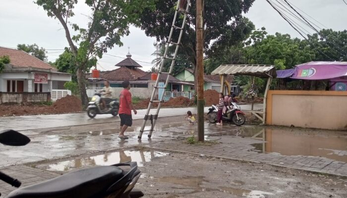 Pekerja PT Porte Diduga Pasang Kabel Wifi Tanpa APD Di Tengah Hujan Dan Genangan Air