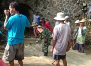Cegah Banjir Babinsa dan Warga Gotong Royong Bersihkan Jembatan Tersumbat Sampah