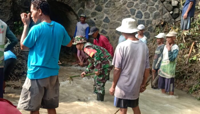Cegah Banjir Babinsa dan Warga Gotong Royong Bersihkan Jembatan Tersumbat Sampah