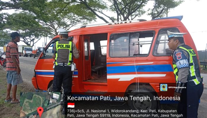 Kesigapan Satlantas Polresta Pati Tangani Angkot Terperosok, Lalu Lintas Pati-Juwana Kembali Lancar