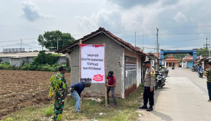 Cooling System Polresta Pati Berhasil, Warga Tambaharjo Tertib Lepas Puluhan Banner di Ruas Jalan Sengketa