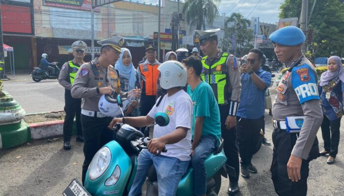 Aksi Humanis Satlantas Pati: Edukasi Keselamatan, Helm Gratis, hingga Bantu Istri Nelayan Korban Ekor Ikan Pari