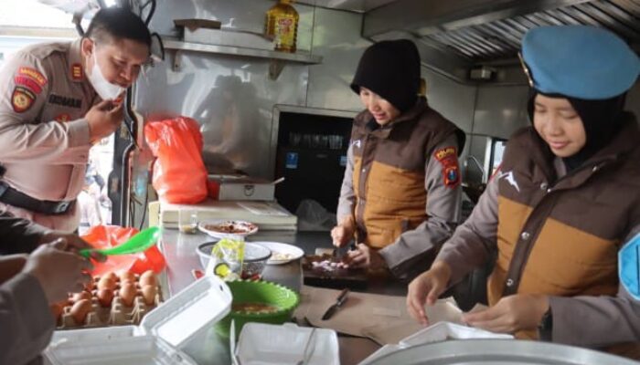 Brimob Polda Jatim Dirikan Dapur Lapangan untuk Warga Terdampak Erupsi Gunung Semeru