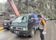 Tim SAR Polda Jatim Bagikan Masker ke Warga Terdampak Abu Vulkanik Semeru