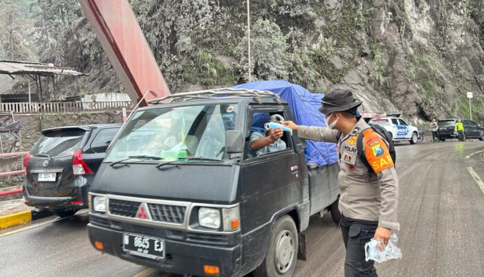 Tim SAR Polda Jatim Bagikan Masker ke Warga Terdampak Abu Vulkanik Semeru