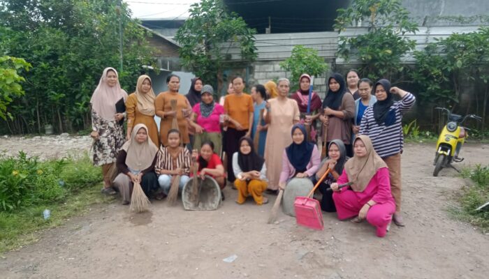 Gotong Royong Bersihkan Lingkungan dan Saluran Air di Kedaung baru