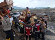 Polda Jatim Bantu Warga Evakuasi Barang Berharga di Tengah Erupsi Gunung Semeru