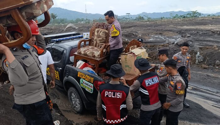 Polda Jatim Bantu Warga Evakuasi Barang Berharga di Tengah Erupsi Gunung Semeru