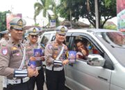 Operasi Zebra Semeru Polres Magetan Berbagi Bunga dan Coklat Ajak Warga Tertib Lalin