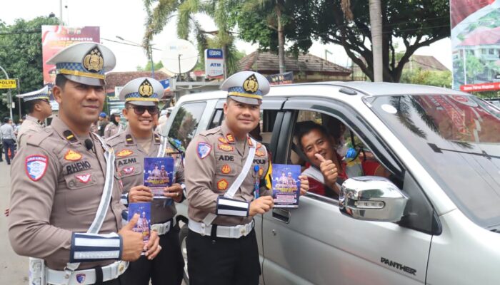 Operasi Zebra Semeru Polres Magetan Berbagi Bunga dan Coklat Ajak Warga Tertib Lalin