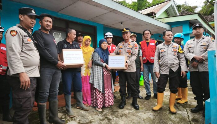 Polres Pasuruan Salurkan Bantuan Sosial kepada Keluarga Korban Longsor Tlogosari