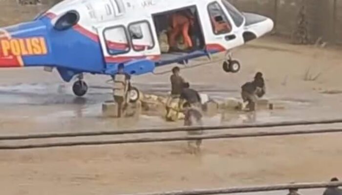 Meski Dengan Risiko Pendaratan, Helikopter Poludara Baharkam Polri Berhasil Dropping Logistik Bantuan ke Aceh Tamiang