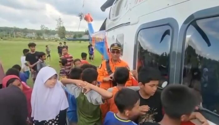 Kru Helikopter Polri Dampingi Warga di Tengah Bencana, Anak-Anak Aceh Tamiang Jadi Sumber Semangat