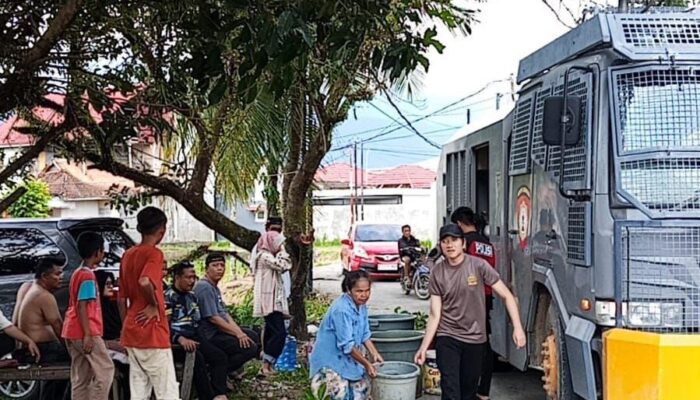 Polri dan BPBD Kota Padang Salurkan Air Bersih ke Lokasi Terdampak, Pastikan Kebutuhan Warga Terpenuhi