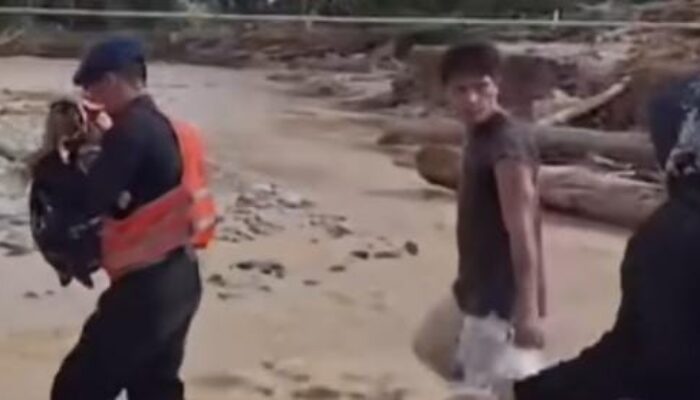 Aksi Heroik Brimob Gendong Bayi Seberangi Jembatan Nyaris Roboh di Tapanuli Selatan