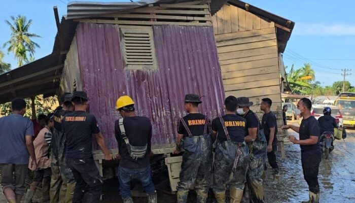Bahu Membahu, Brimob Pindahkan Rumah Terseret Banjir yang Melintang di Jalan Nasional Tamiang–Langsa