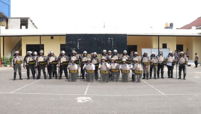 Kapolres Pelabuhan Tanjung Perak Pimpin Latihan Dalmas, Tunjukkan Empati pada Anggota