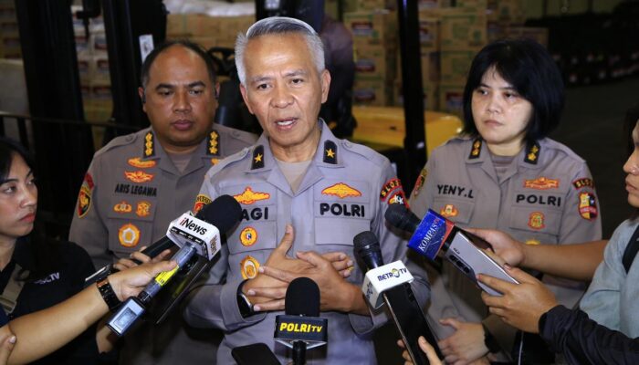 Slog Polri Percepat Distribusi Bantuan ke Tiga Provinsi Terdampak Bencana Melalui Jalur Udara dan Laut