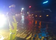 Hujan Deras Picu Sungai Gandam Meluap, Jalan Pantura Ketitang Wetan Tergenang — Kapolsek Batangan: “Kami Terus Pantau, Situasi Masih Aman Terkendali