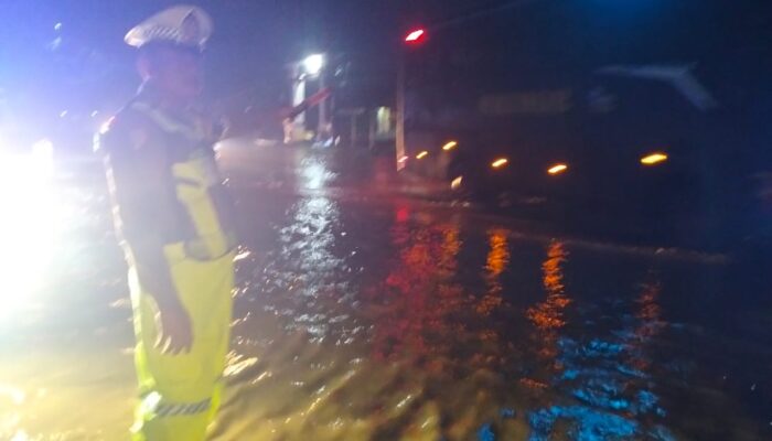 Hujan Deras Picu Sungai Gandam Meluap, Jalan Pantura Ketitang Wetan Tergenang — Kapolsek Batangan: “Kami Terus Pantau, Situasi Masih Aman Terkendali