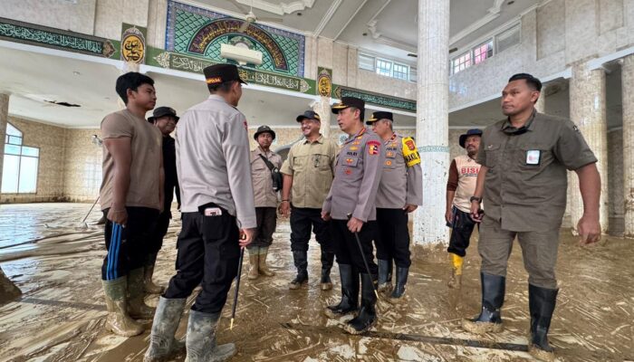 Kapolri Tinjau Pembersihan SD dan Masjid Terdampak Bencana di Aceh Tamiang