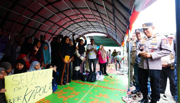 Tinjau Pengungsian di Aceh Tengah, Kapolri Tekankan Percepatan Perbaikan Akses hingga Distribusi Bantuan