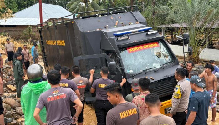 Polri Kirim Bantuan Ke Daerah Terisolir di Sumatera