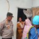 Polres Pasuruan Bantu Evakuasi Rumah Warga Cowek yang Rusak Akibat Petir