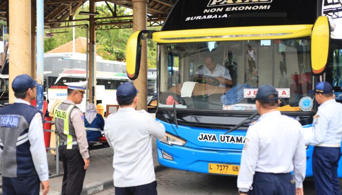 Polres Gresik Gandeng Dishub Gelar Ramcheck Armada Bus Jelang Nataru