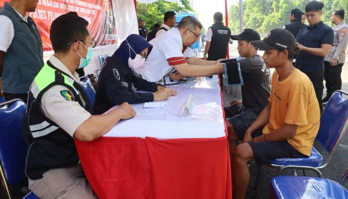 Jelang Nataru 2026, Polres Pelabuhan Tanjung Perak Gelar Cek Kesehatan Gratis di Gate Pelabuhan Jamrud