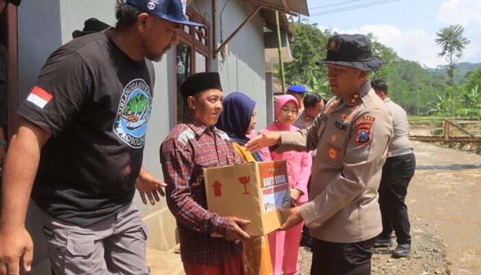 Kapolres Probolinggo Salurkan Bantuan untuk Warga Terdampak Banjir di Tiris