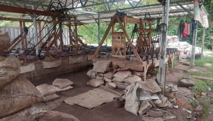 HEBOH! Istri Kepala Desa Sadeng Diduga Kriminalisasi 8 Wartawan Setelah Investigasi Ungkap Dugaan Penyulingan Oli, Emas Ilegal & Pesta Narkoba