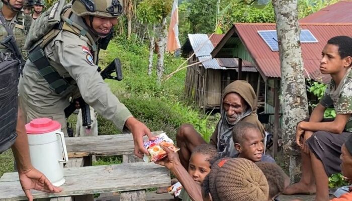 Patroli Humanis Satgas Ops Damai Cartenz di Kampung Apom Kiwirok, Pererat Kedekatan dengan Warga